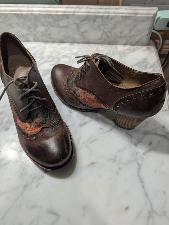 L'artiste Shoes - Women's Brown Leather Lace-Up Heeled Oxford with Rust Accent